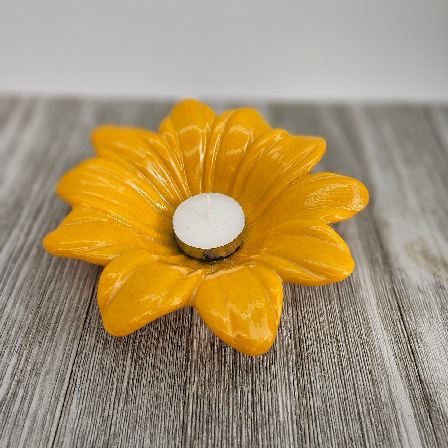 Handmade Fused Glass Daisy Bowl - Perfect Gift for Flower Lovers