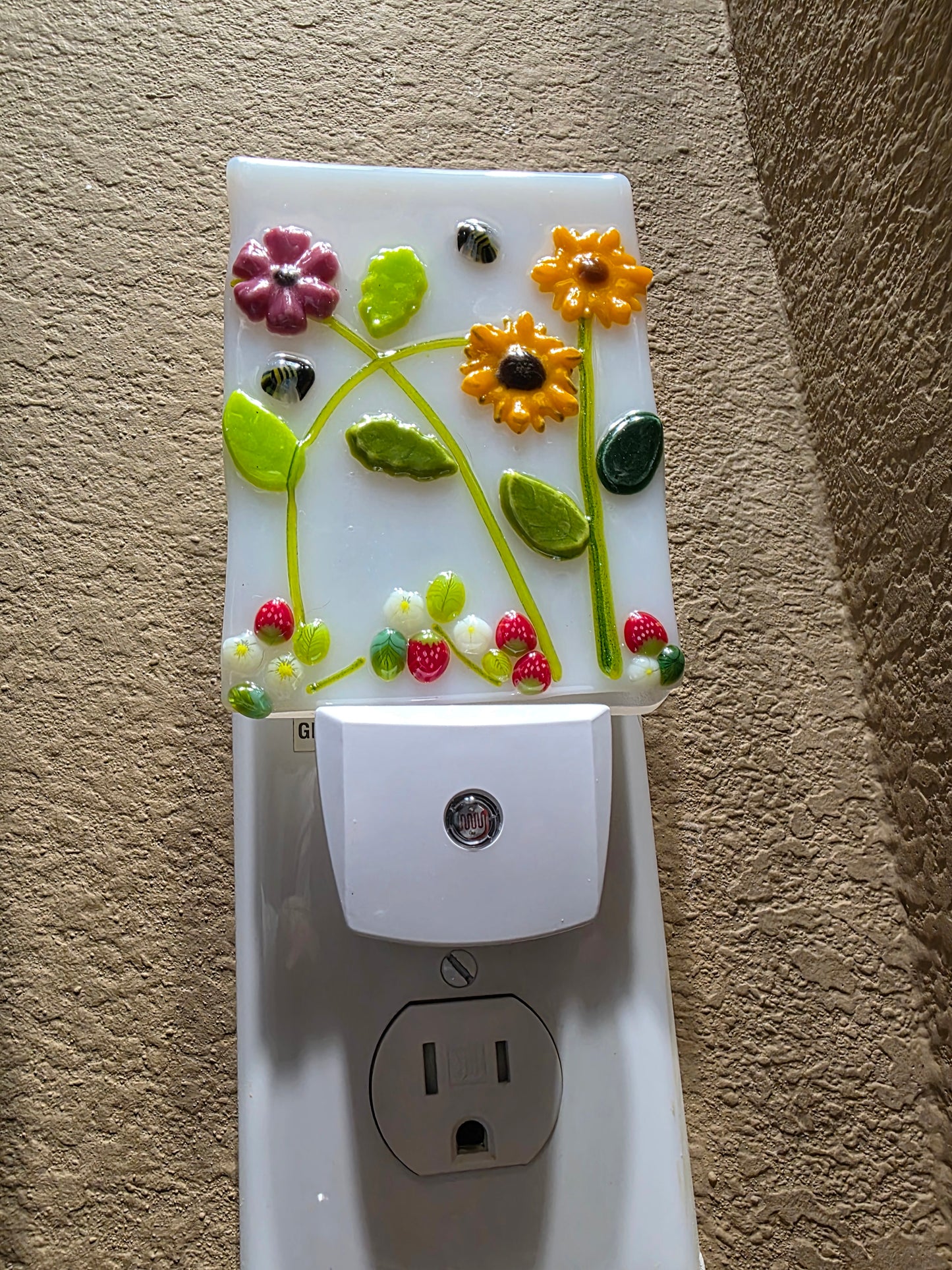 Handmade Fused Glass Garden Nightlight – LED Auto Sensor Flower, Strawberry & Bee Art